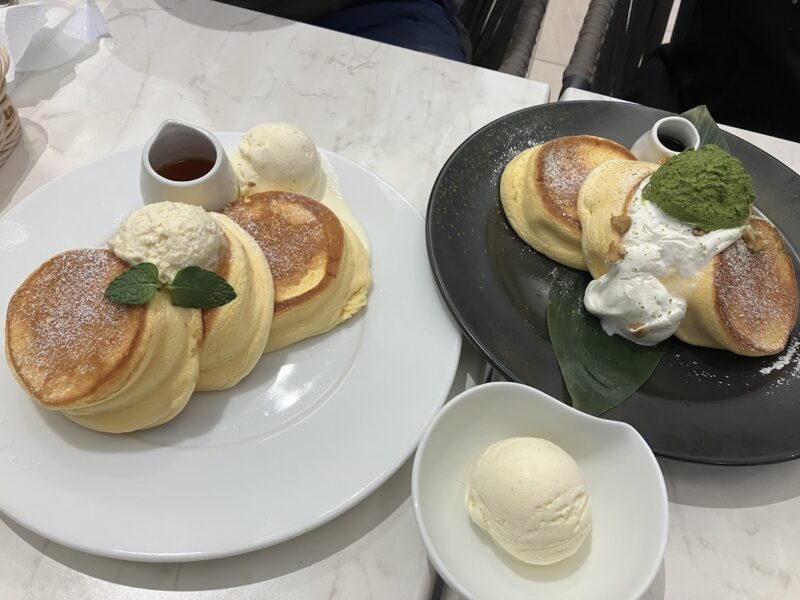 幸せのパンケーキと宇治抹茶濃厚ムースパンケーキ
