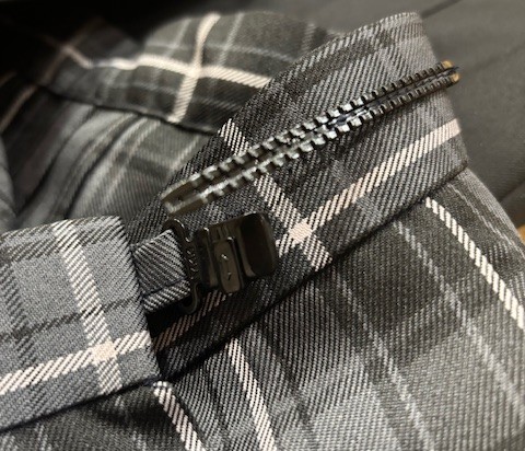 ファスナーの糸がはずれたスカート