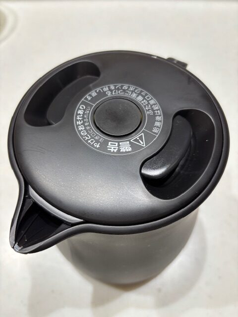 タイガーの蒸気レス電気ケトルPCV-N100お湯の出口がシュッと絞られている